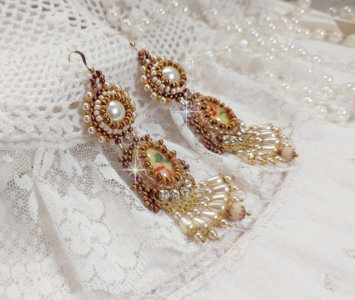 BO Reflets de Rosée zijn geborduurd met parels, Swarovski kristallen en 14 karaats Gold Filled oorhaken.