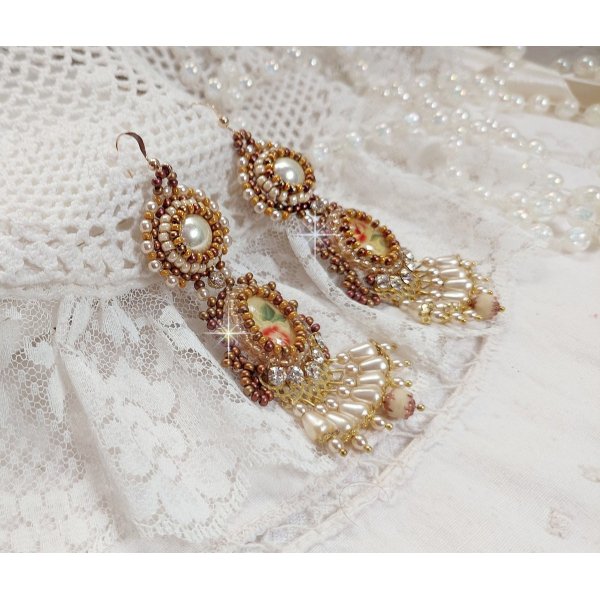 BO Reflets de Ros&eacute;e zijn geborduurd met parels, Swarovski kristallen en 14 karaats Gold Filled oorhaken.