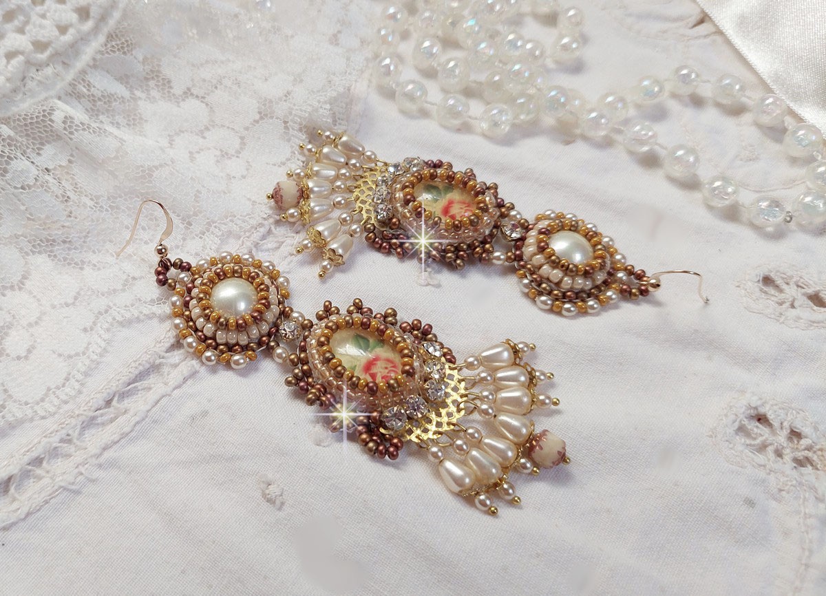 BO Reflets de Rosée zijn geborduurd met parels, Swarovski kristallen en 14 karaats Gold Filled oorhaken.