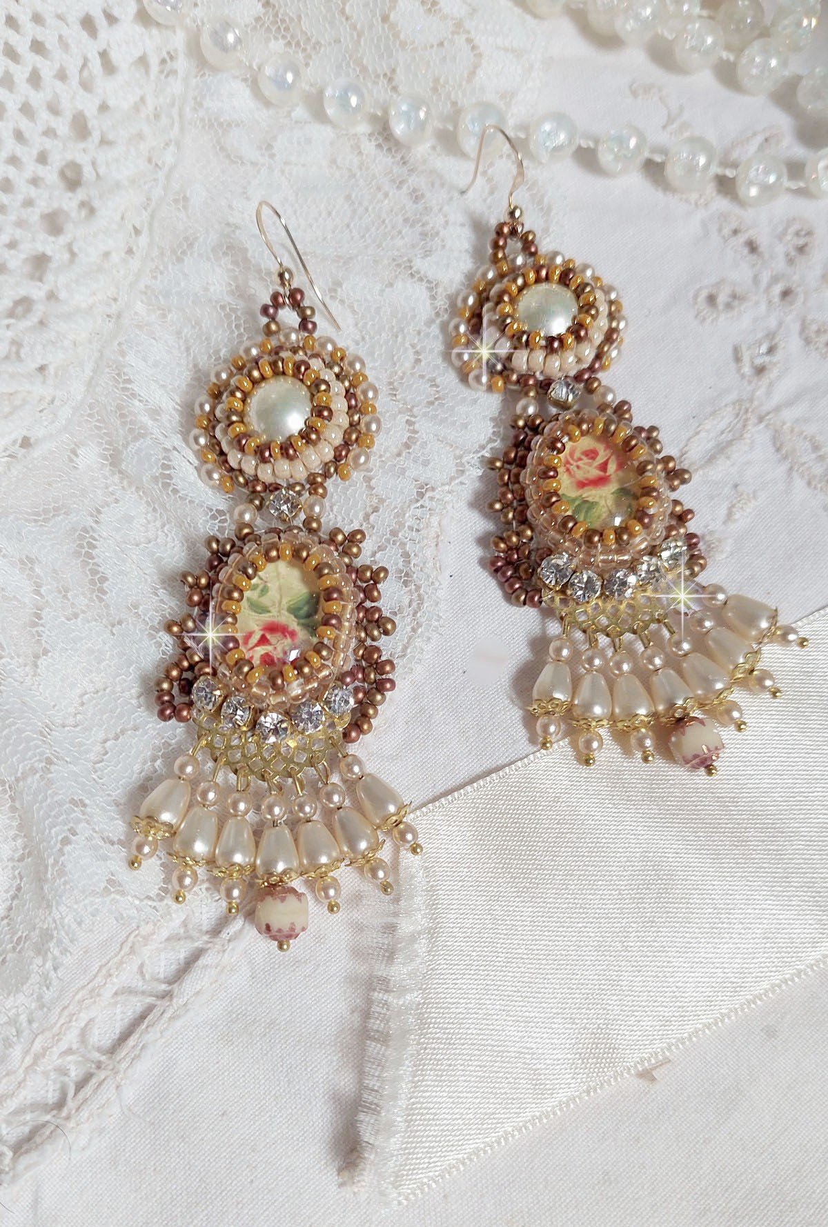 BO Reflets de Rosée zijn geborduurd met parels, Swarovski kristallen en 14 karaats Gold Filled oorhaken.