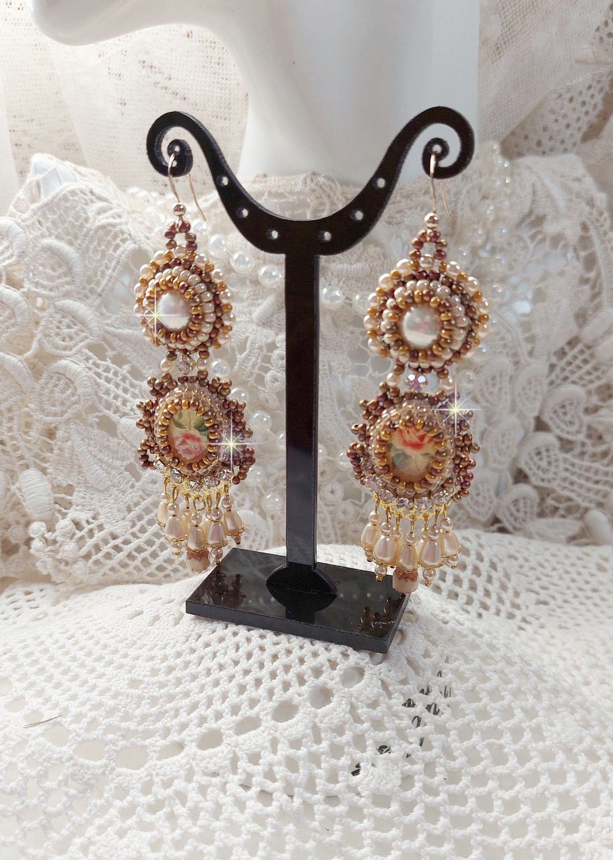 BO Reflets de Rosée zijn geborduurd met parels, Swarovski kristallen en 14 karaats Gold Filled oorhaken.