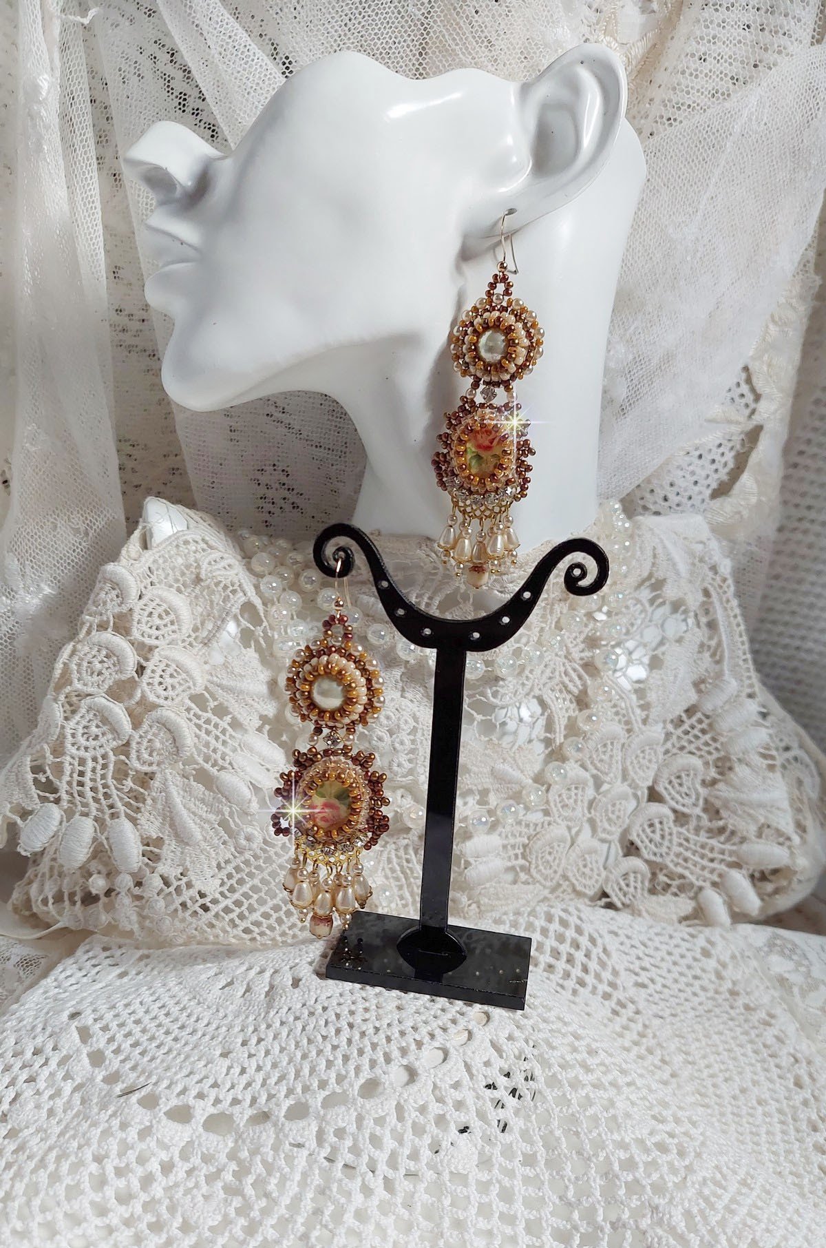 BO Reflets de Rosée zijn geborduurd met parels, Swarovski kristallen en 14 karaats Gold Filled oorhaken.