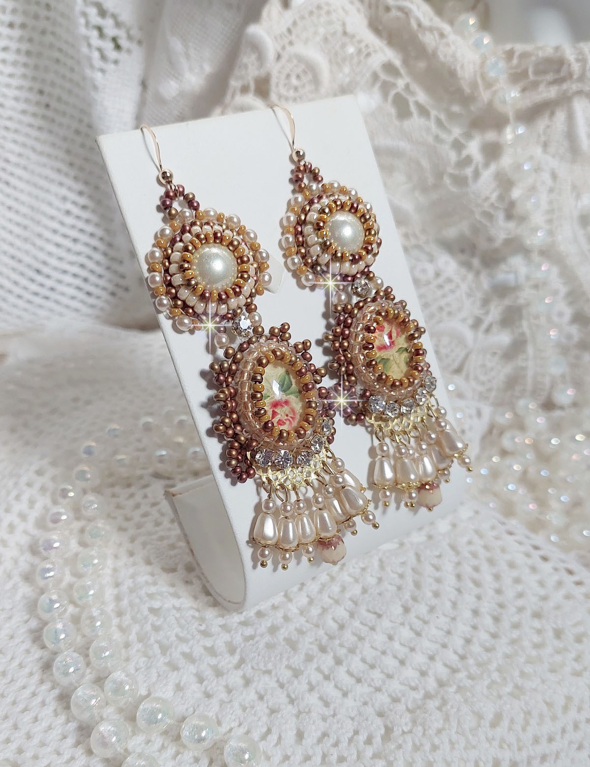 BO Reflets de Rosée zijn geborduurd met parels, Swarovski kristallen en 14 karaats Gold Filled oorhaken.