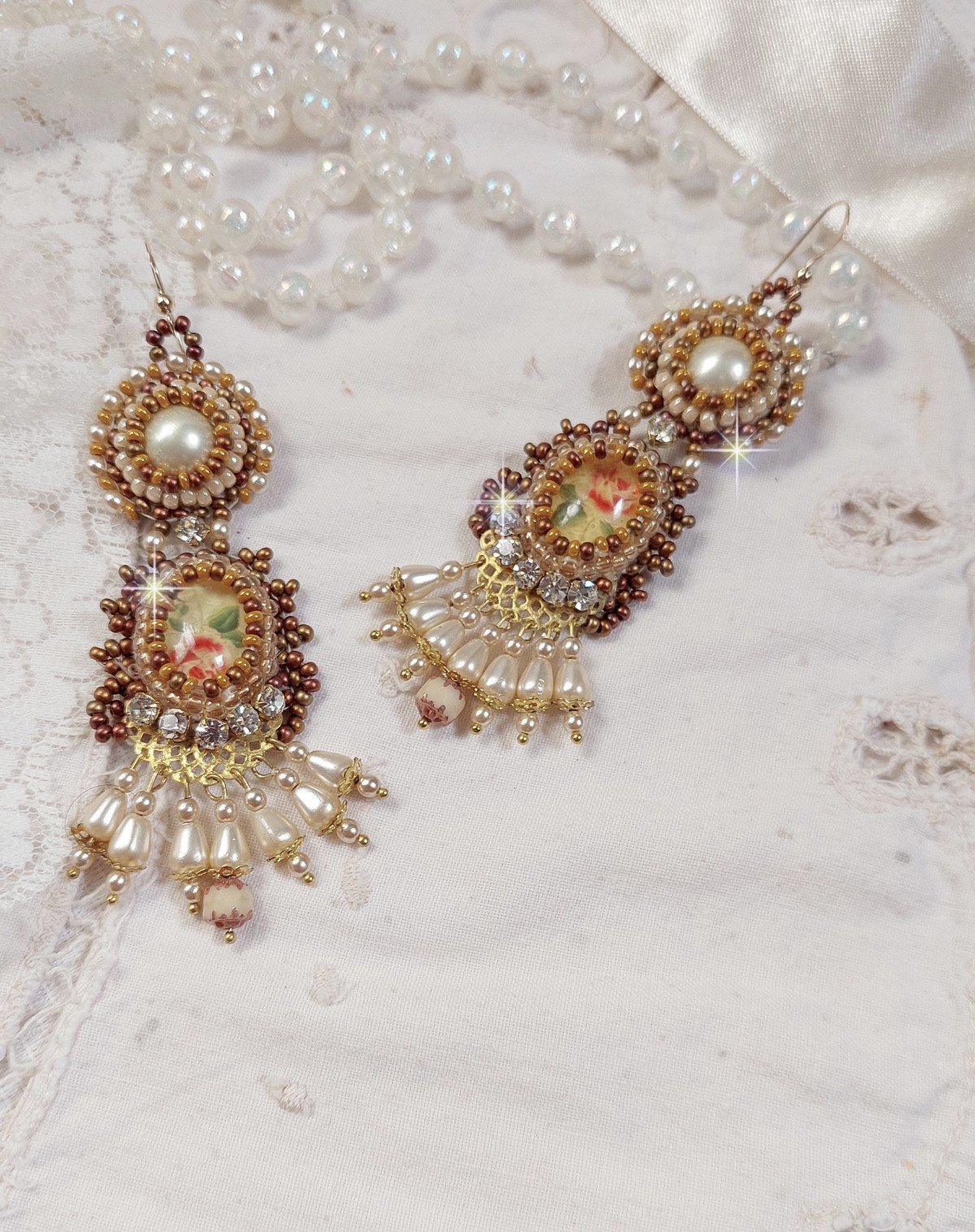 BO Reflets de Rosée zijn geborduurd met parels, Swarovski kristallen en 14 karaats Gold Filled oorhaken.