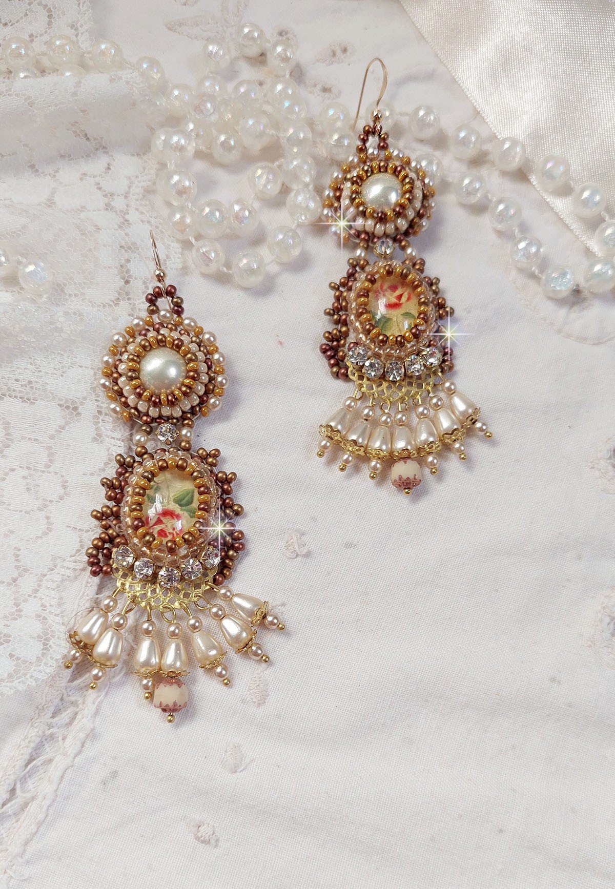 BO Reflets de Rosée zijn geborduurd met parels, Swarovski kristallen en 14 karaats Gold Filled oorhaken.