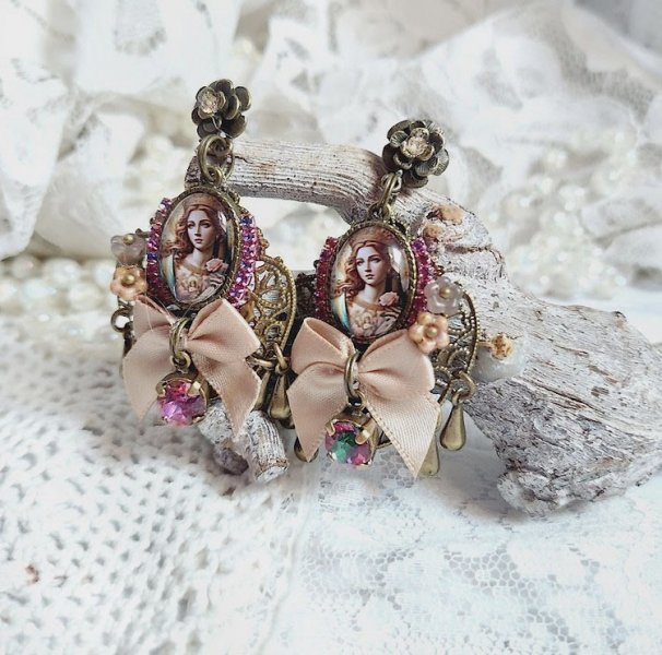 BO Reine Roses cr&eacute;&eacute;es avec cabochon verre, n&oelig;ud satin, strass, clochettes et perles Cristal Swarovski