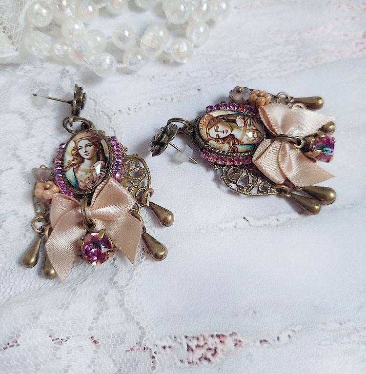 BO Reine Roses cr&eacute;&eacute;es avec cabochon verre, n&oelig;ud satin, strass, clochettes et perles Cristal Swarovski