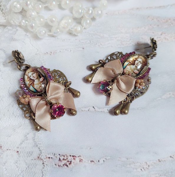 BO Reine Roses cr&eacute;&eacute;es avec cabochon verre, n&oelig;ud satin, strass, clochettes et perles Cristal Swarovski