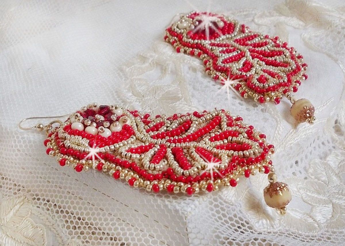 Renaissance BO geborduurd met Swarovski Kristallen, Antiek Ivoor facetten, Rocailles en 14 karaat Goud gevulde haken.
