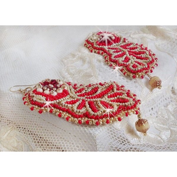 Renaissance BO geborduurd met Swarovski Kristallen, Antiek Ivoor facetten, Rocailles en 14 karaat Goud gevulde haken.