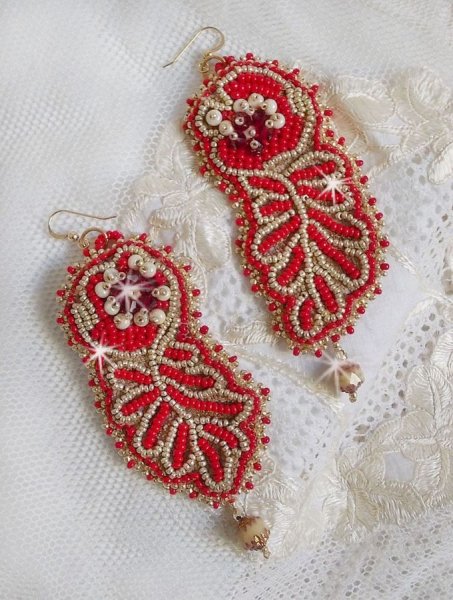 Renaissance BO geborduurd met Swarovski Kristallen, Antiek Ivoor facetten, Rocailles en 14 karaat Goud gevulde haken.