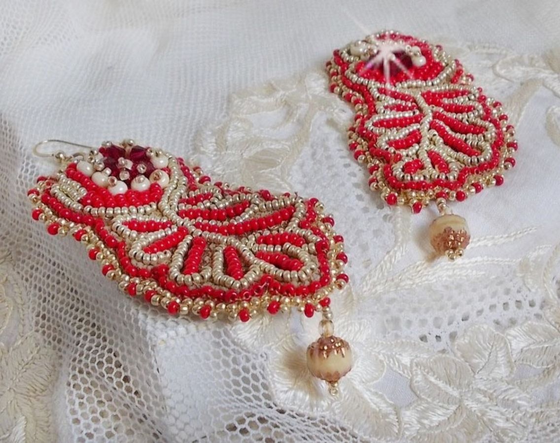 Renaissance BO geborduurd met Swarovski Kristallen, Antiek Ivoor facetten, Rocailles en 14 karaat Goud gevulde haken.