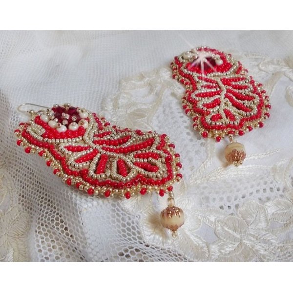 Renaissance BO geborduurd met Swarovski Kristallen, Antiek Ivoor facetten, Rocailles en 14 karaat Goud gevulde haken.