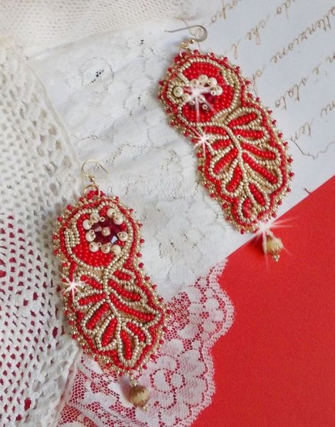 Renaissance BO geborduurd met Swarovski Kristallen, Antiek Ivoor facetten, Rocailles en 14 karaat Goud gevulde haken.