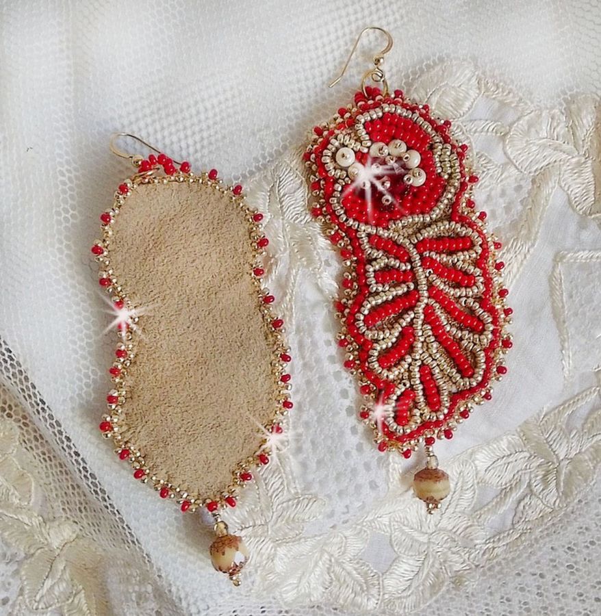 Renaissance BO geborduurd met Swarovski Kristallen, Antiek Ivoor facetten, Rocailles en 14 karaat Goud gevulde haken.