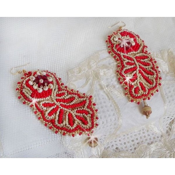 Renaissance BO geborduurd met Swarovski Kristallen, Antiek Ivoor facetten, Rocailles en 14 karaat Goud gevulde haken.