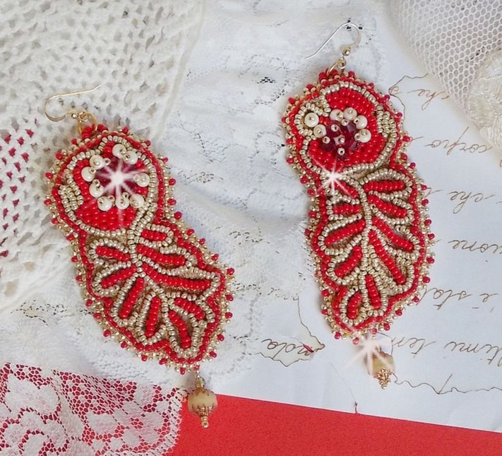 Renaissance BO geborduurd met Swarovski Kristallen, Antiek Ivoor facetten, Rocailles en 14 karaat Goud gevulde haken.