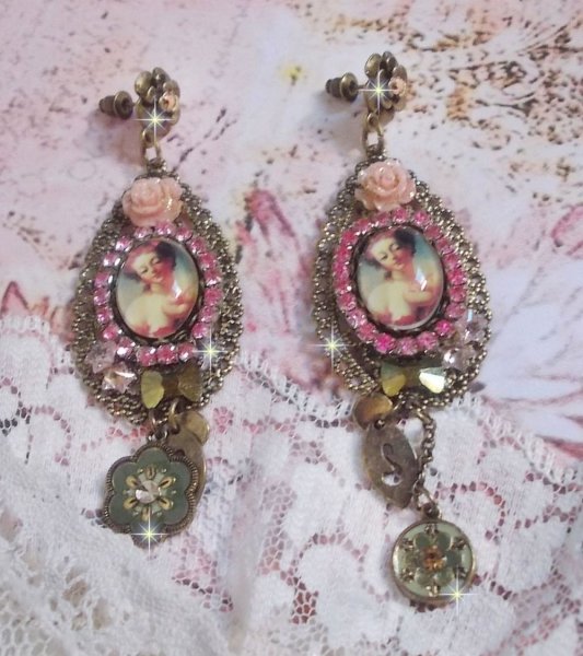 BO Rosalene gemaakt met kristallen, harsbloemen, bedels en diverse materialen 