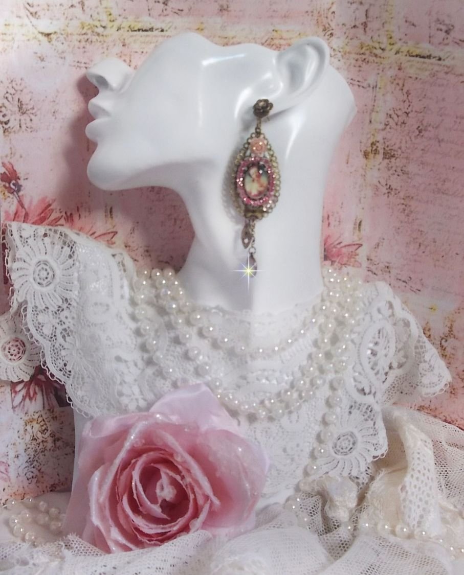 BO Rosalene gemaakt met kristallen, harsbloemen, bedels en diverse materialen 