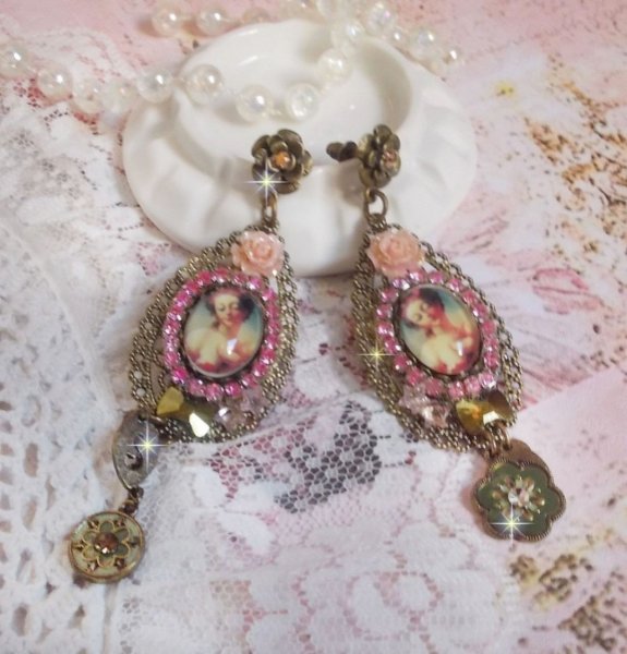 BO Rosalene gemaakt met kristallen, harsbloemen, bedels en diverse materialen 