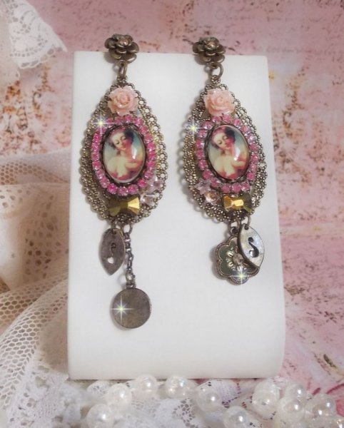 BO Rosalene gemaakt met kristallen, harsbloemen, bedels en diverse materialen 