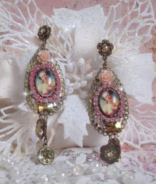 BO Rosalene gemaakt met kristallen, harsbloemen, bedels en diverse materialen 