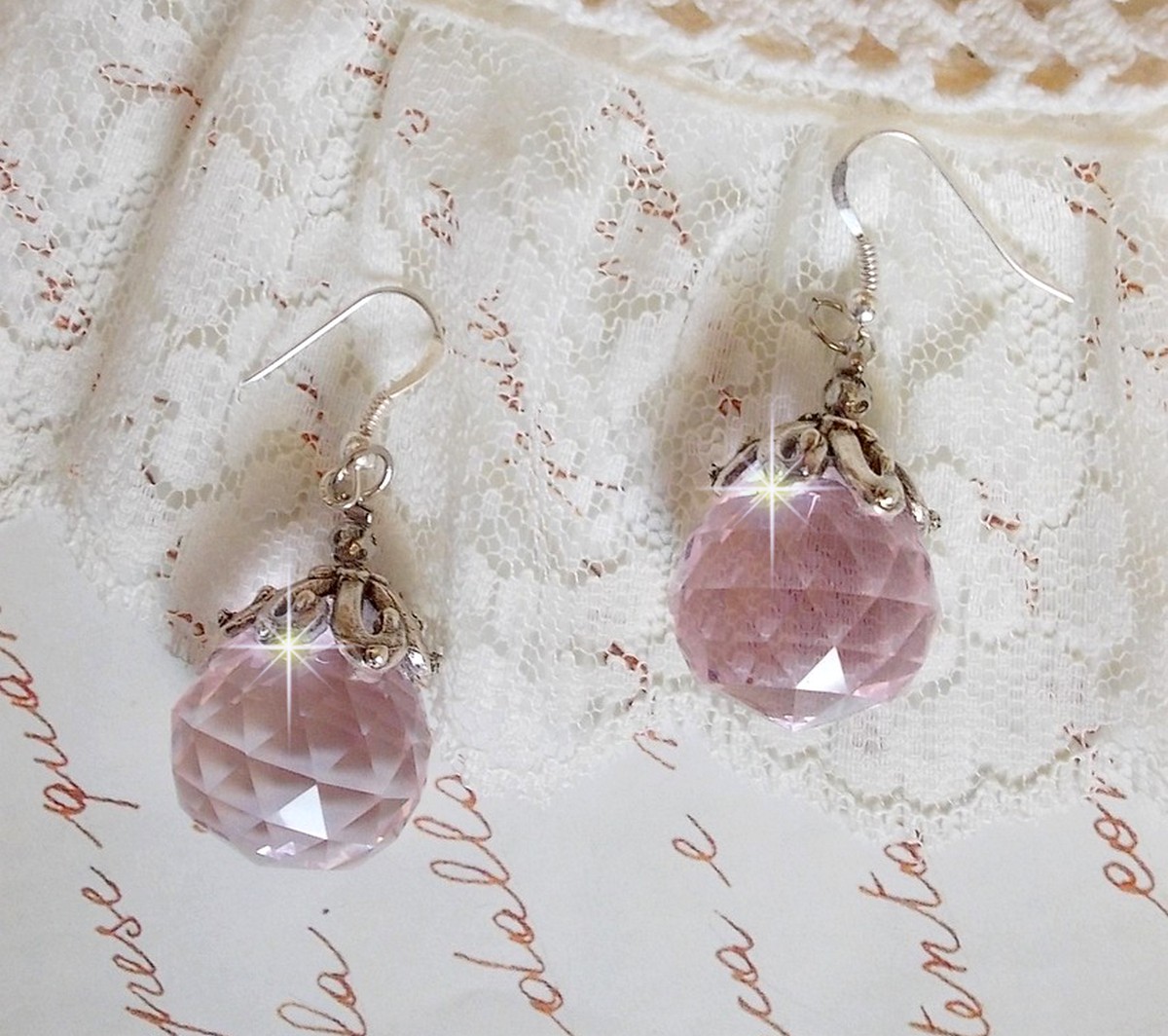 BO Rose Irisée met Swarovski kristallen bolletjes en 925/1000 zilveren oorhaken