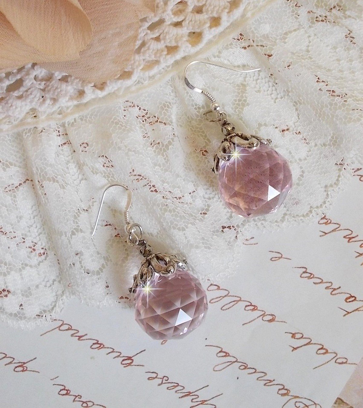 BO Rose Irisée met Swarovski kristallen bolletjes en 925/1000 zilveren oorhaken