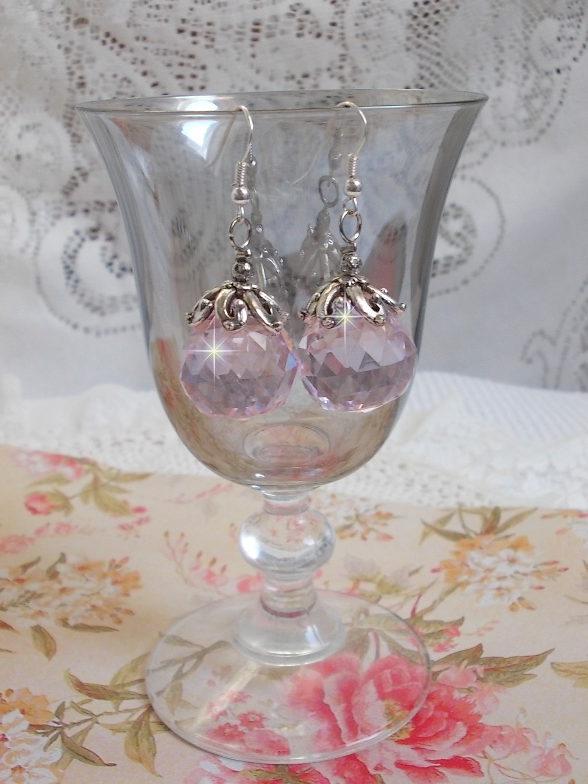 BO Rose Irisée met Swarovski kristallen bolletjes en 925/1000 zilveren oorhaken