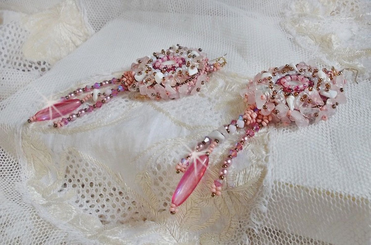 BO Rose Royale geborduurd met parelmoer cabochons, witte Quartz en Howlite chips, Swarovski kristallen, Pink Rockets, rocailles en 14 karaat Gold Filled haken.