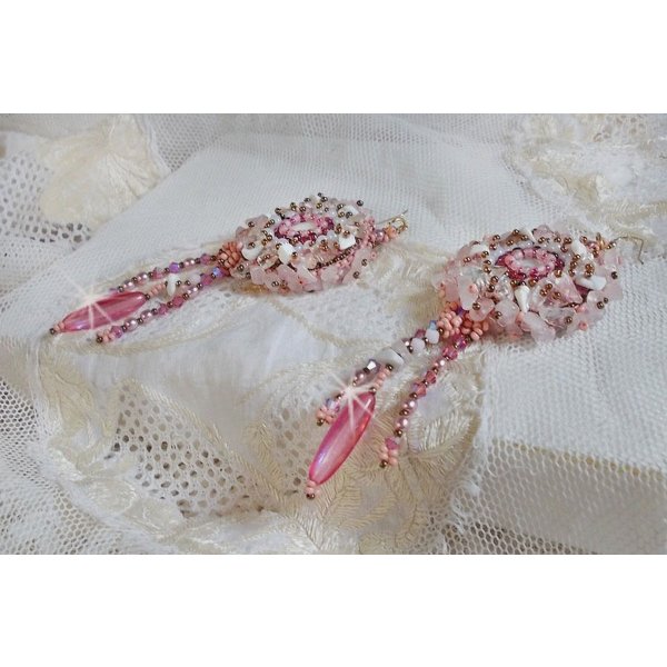 BO Rose Royale geborduurd met parelmoer cabochons, witte Quartz en Howlite chips, Swarovski kristallen, Pink Rockets, rocailles en 14 karaat Gold Filled haken.
