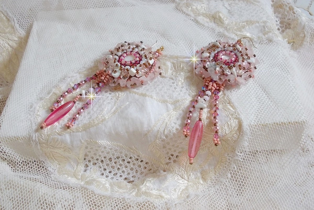 BO Rose Royale geborduurd met parelmoer cabochons, witte Quartz en Howlite chips, Swarovski kristallen, Pink Rockets, rocailles en 14 karaat Gold Filled haken.