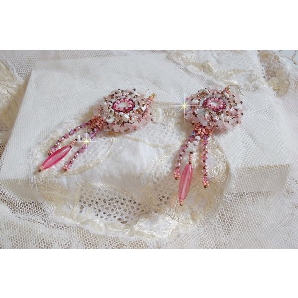 BO Rose Royale geborduurd met parelmoer cabochons, witte Quartz en Howlite chips, Swarovski kristallen, Pink Rockets, rocailles en 14 karaat Gold Filled haken.