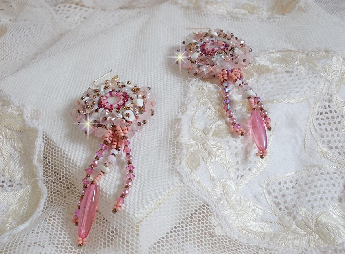 BO Rose Royale geborduurd met parelmoer cabochons, witte Quartz en Howlite chips, Swarovski kristallen, Pink Rockets, rocailles en 14 karaat Gold Filled haken.