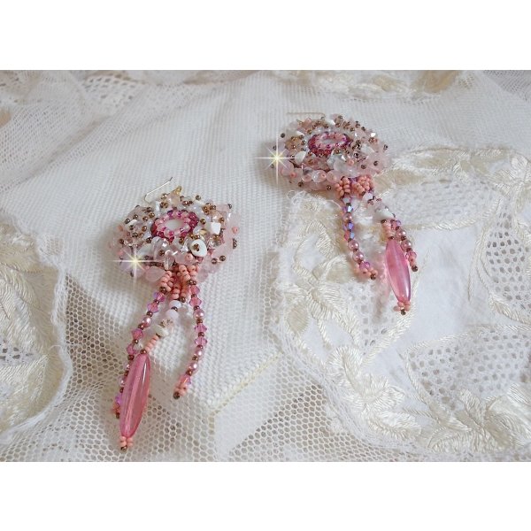 BO Rose Royale geborduurd met parelmoer cabochons, witte Quartz en Howlite chips, Swarovski kristallen, Pink Rockets, rocailles en 14 karaat Gold Filled haken.