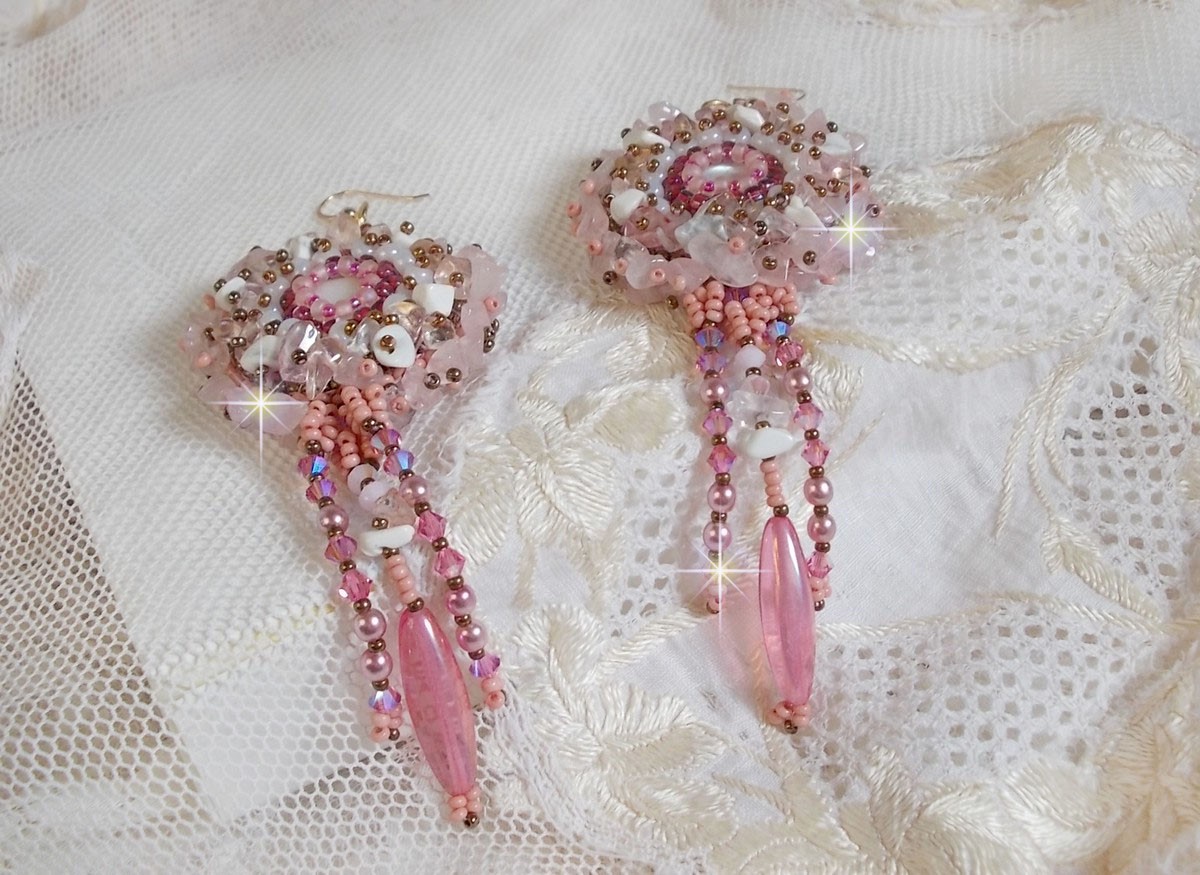 BO Rose Royale geborduurd met parelmoer cabochons, witte Quartz en Howlite chips, Swarovski kristallen, Pink Rockets, rocailles en 14 karaat Gold Filled haken.