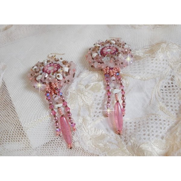 BO Rose Royale geborduurd met parelmoer cabochons, witte Quartz en Howlite chips, Swarovski kristallen, Pink Rockets, rocailles en 14 karaat Gold Filled haken.