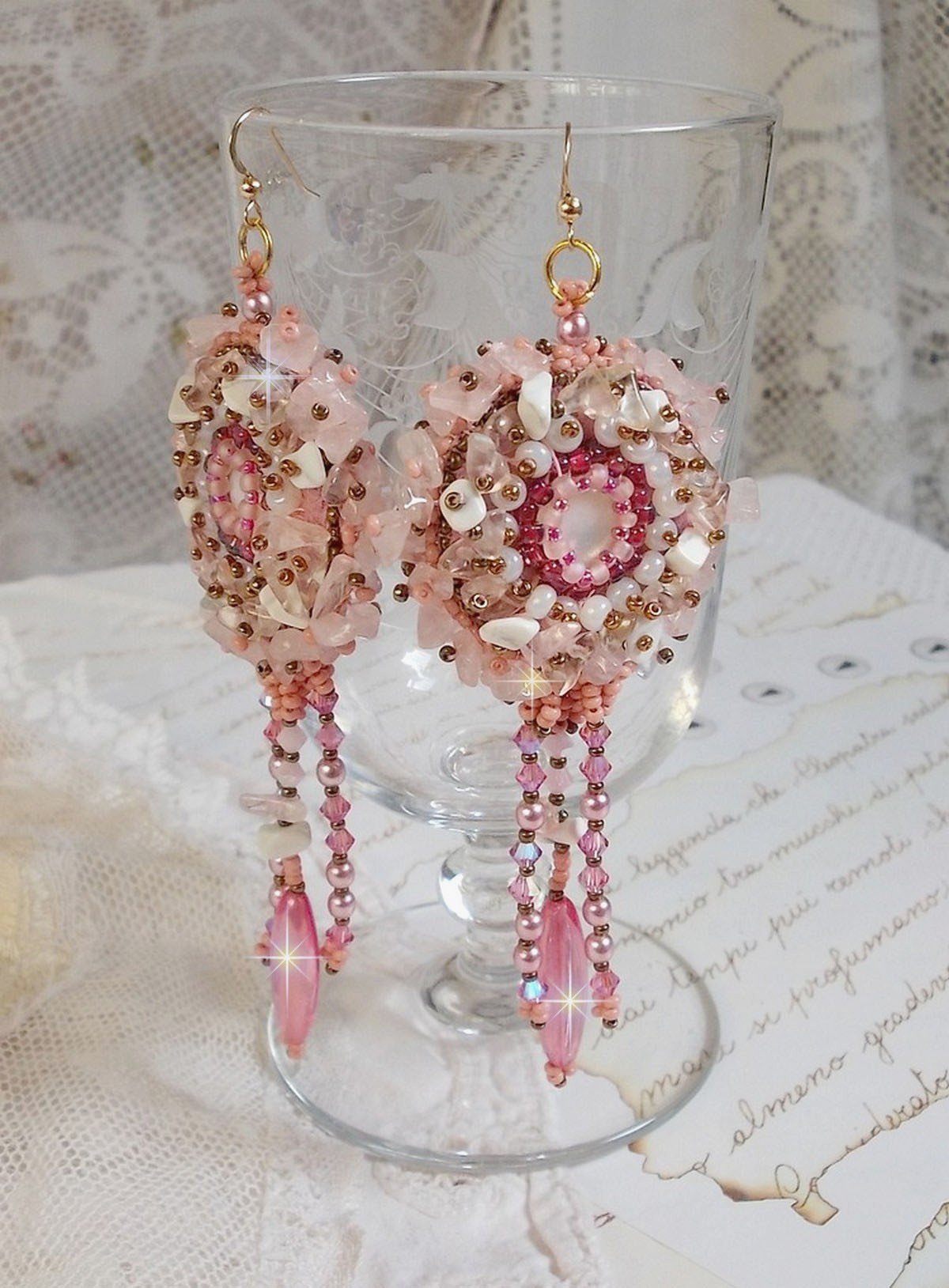 BO Rose Royale geborduurd met parelmoer cabochons, witte Quartz en Howlite chips, Swarovski kristallen, Pink Rockets, rocailles en 14 karaat Gold Filled haken.