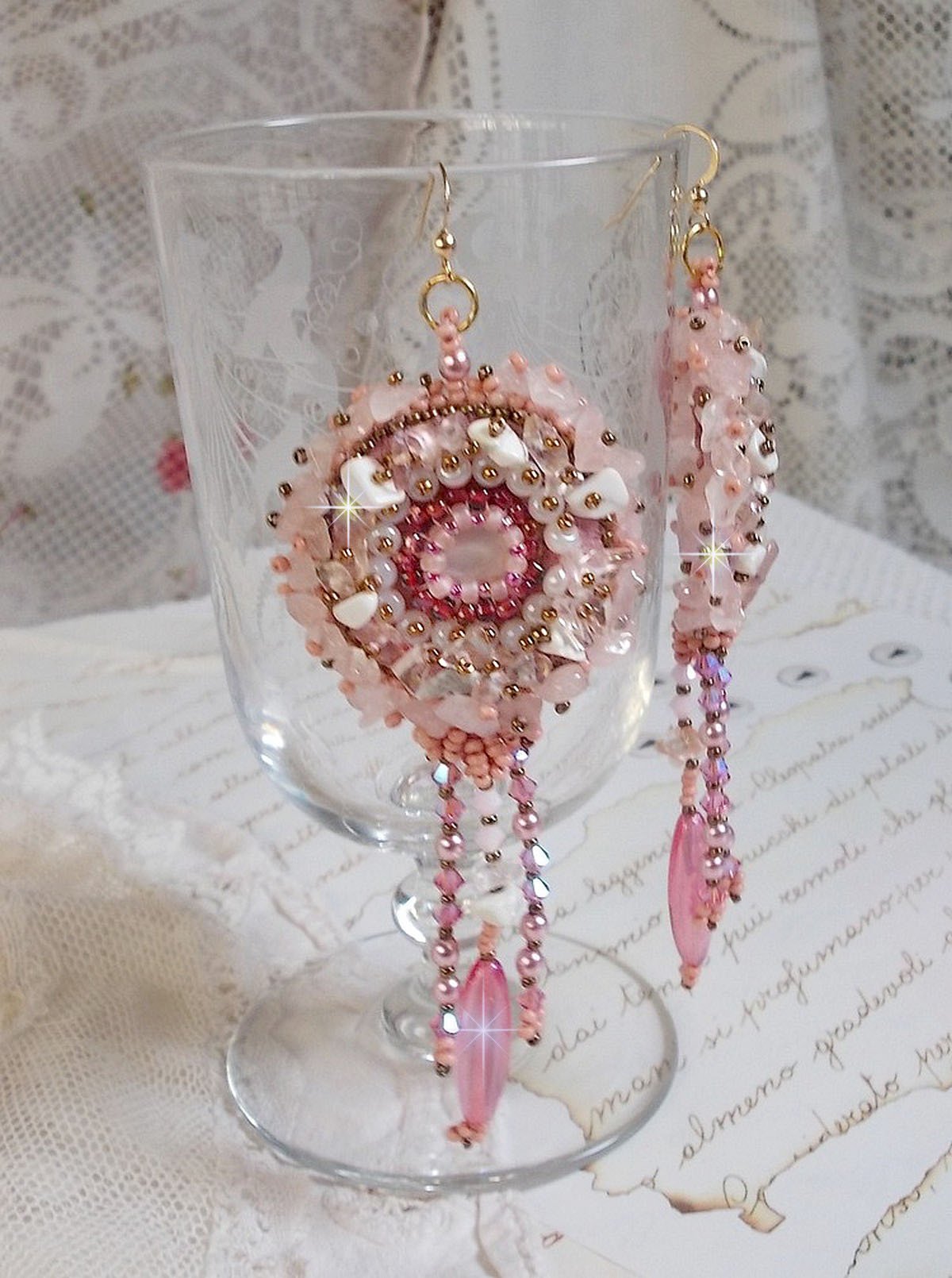 BO Rose Royale geborduurd met parelmoer cabochons, witte Quartz en Howlite chips, Swarovski kristallen, Pink Rockets, rocailles en 14 karaat Gold Filled haken.