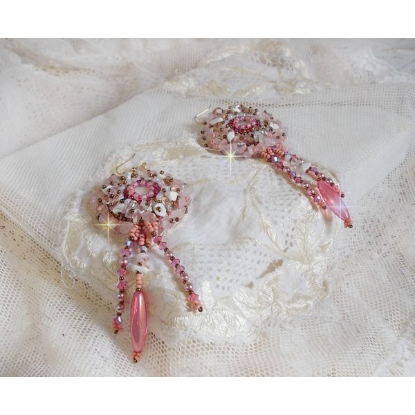 BO Rose Royale geborduurd met parelmoer cabochons, witte Quartz en Howlite chips, Swarovski kristallen, Pink Rockets, rocailles en 14 karaat Gold Filled haken.