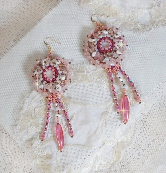 BO Rose Royale geborduurd met parelmoer cabochons, witte Quartz en Howlite chips, Swarovski kristallen, Pink Rockets, rocailles en 14 karaat Gold Filled haken.