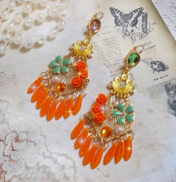 BO Roseraie Oranje Rozen gemaakt met Swarovski kristallen strass en cabochons, bloemen, oranje dolken, glazen cabochons en kwaliteitsaccessoires.