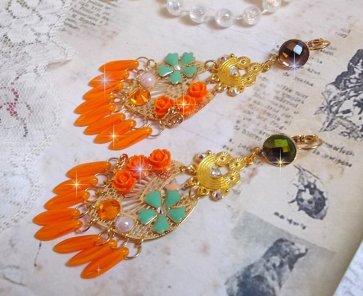 BO Roseraie Oranje Rozen gemaakt met Swarovski kristallen strass en cabochons, bloemen, oranje dolken, glazen cabochons en kwaliteitsaccessoires.