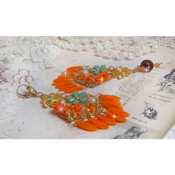 BO Roseraie Oranje Rozen gemaakt met Swarovski kristallen strass en cabochons, bloemen, oranje dolken, glazen cabochons en kwaliteitsaccessoires.