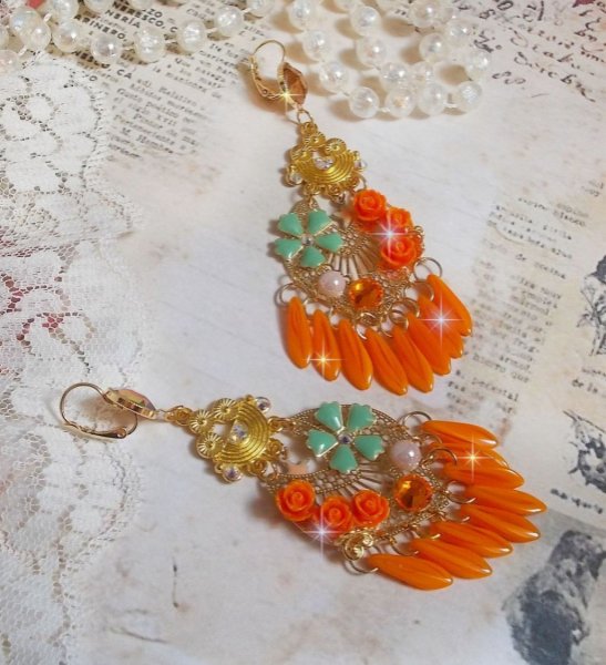 BO Roseraie Oranje Rozen gemaakt met Swarovski kristallen strass en cabochons, bloemen, oranje dolken, glazen cabochons en kwaliteitsaccessoires.
