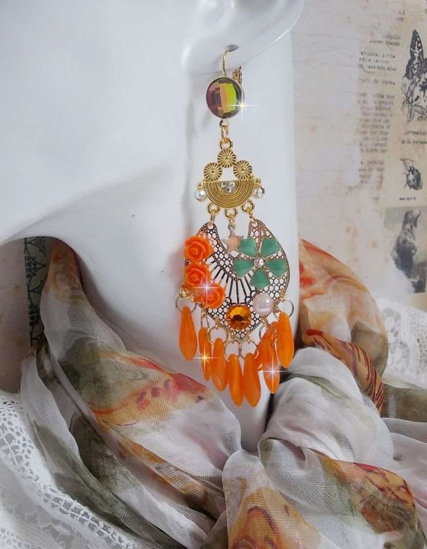 BO Roseraie Oranje Rozen gemaakt met Swarovski kristallen strass en cabochons, bloemen, oranje dolken, glazen cabochons en kwaliteitsaccessoires.