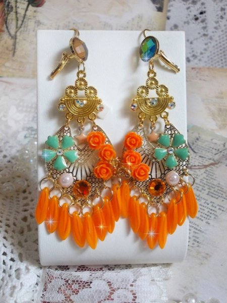 BO Roseraie Oranje Rozen gemaakt met Swarovski kristallen strass en cabochons, bloemen, oranje dolken, glazen cabochons en kwaliteitsaccessoires.