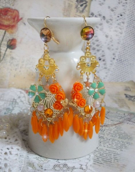 BO Roseraie Oranje Rozen gemaakt met Swarovski kristallen strass en cabochons, bloemen, oranje dolken, glazen cabochons en kwaliteitsaccessoires.