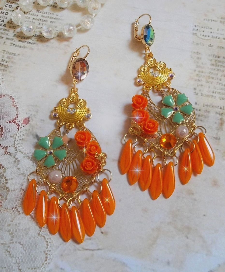 BO Roseraie Oranje Rozen gemaakt met Swarovski kristallen strass en cabochons, bloemen, oranje dolken, glazen cabochons en kwaliteitsaccessoires.
