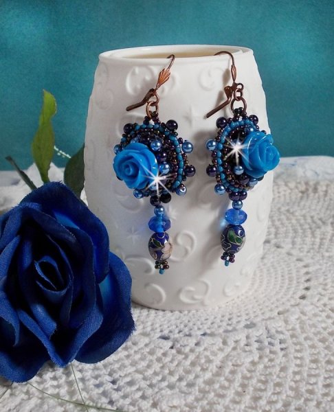 BO Royal Blue Roses geborduurd met resin rozen, parel kralen, cloisonne porseleinen hangers, facetten en rocailles